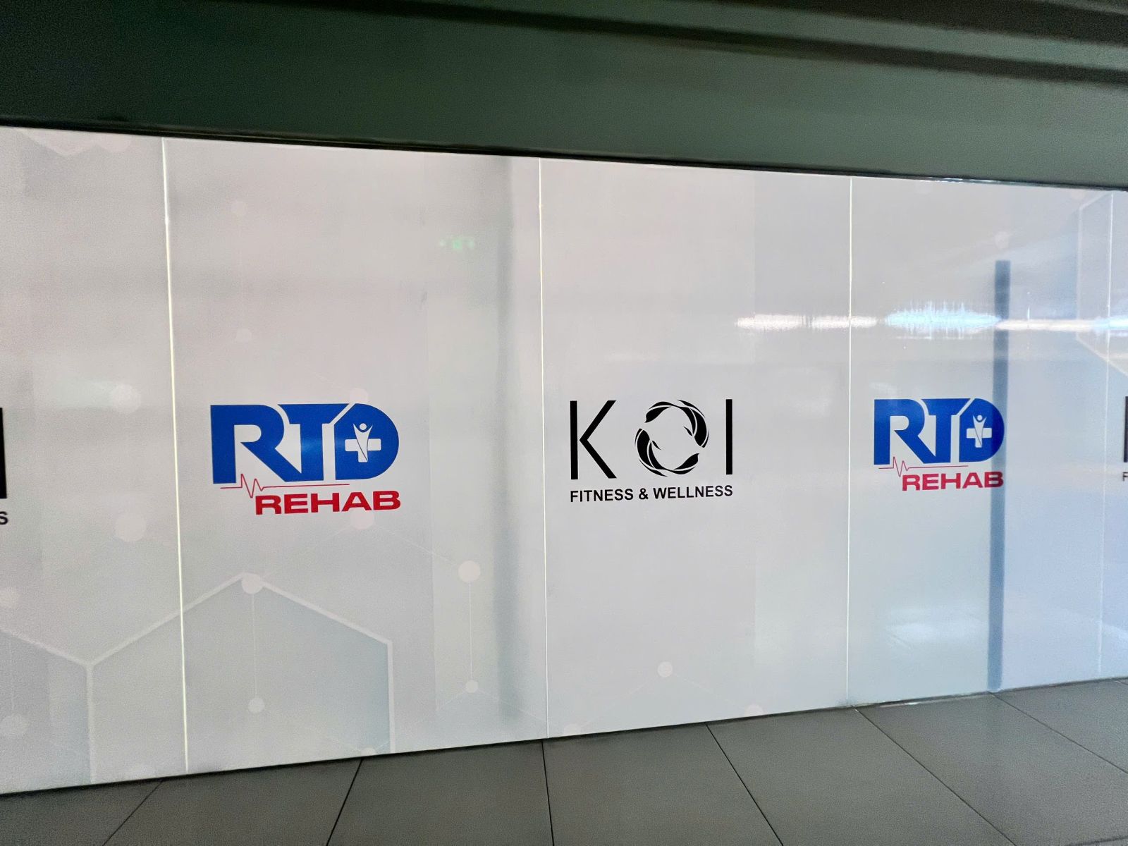 Thi công In ấn Dán Decal Phòng Tập Gym